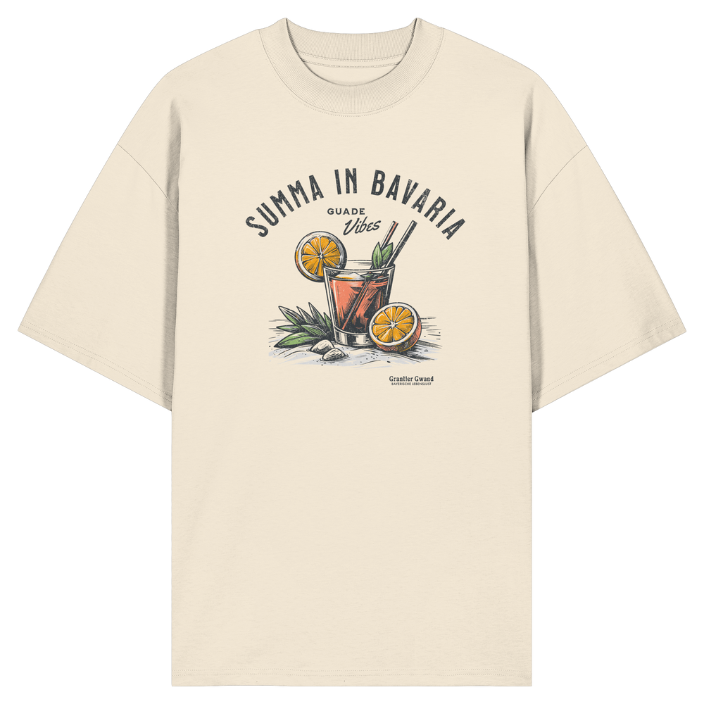 Narurfarbenes oversize Shirt mit Frontprint „Summa in Bavaria – Guade Vibes“ und sommerlichem Cocktail-Motiv im Vintage-Stil.