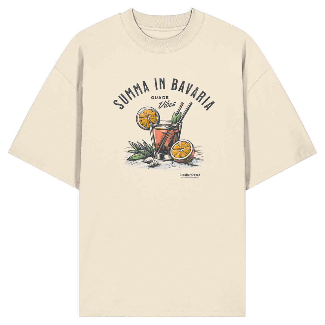 Narurfarbenes oversize Shirt mit Frontprint „Summa in Bavaria – Guade Vibes“ und sommerlichem Cocktail-Motiv im Vintage-Stil.
