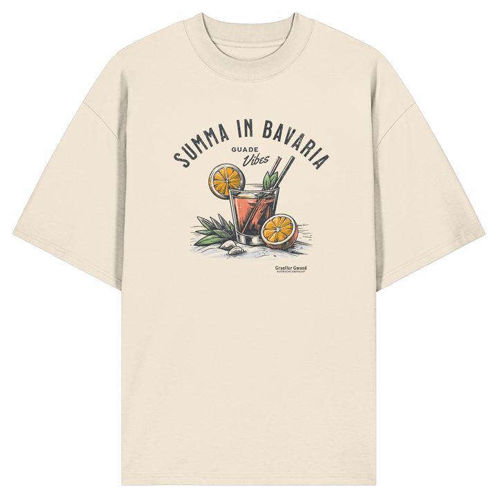 Narurfarbenes oversize Shirt mit Frontprint „Summa in Bavaria – Guade Vibes“ und sommerlichem Cocktail-Motiv im Vintage-Stil.