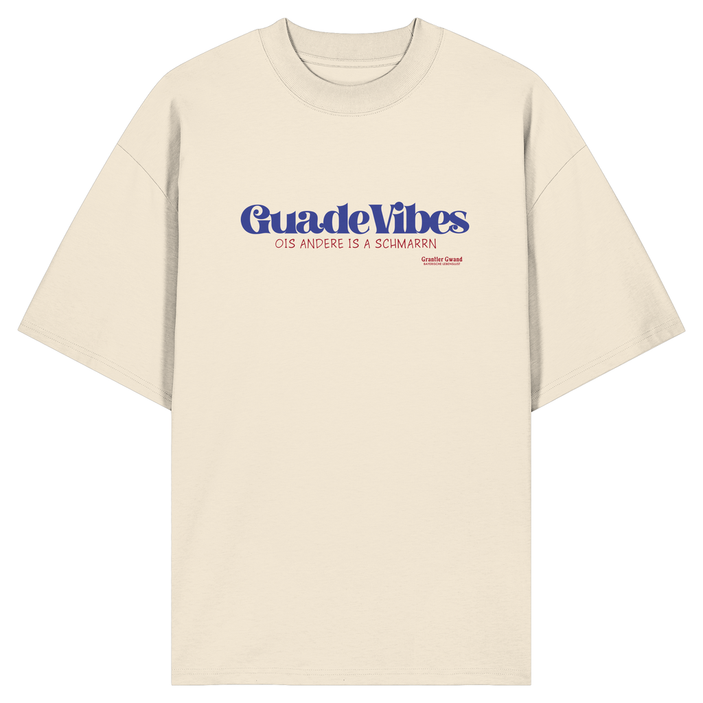 Cremefarbenes Oversize Bio-Shirt mit blauem Frontprint „Guade Vibes – Ois andere is a Schmarrn“ – bayerisches Streetwear Shirt mit modernem Dialekt-Spruch von Grantler Gwand.