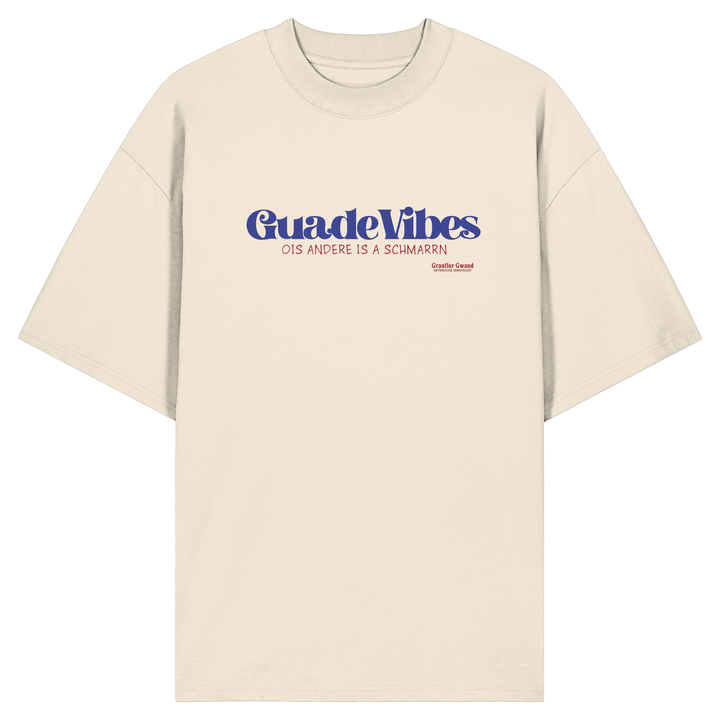 Cremefarbenes Oversize Bio-Shirt mit blauem Frontprint „Guade Vibes – Ois andere is a Schmarrn“ – bayerisches Streetwear Shirt mit modernem Dialekt-Spruch von Grantler Gwand.