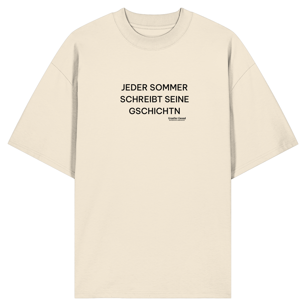 „Beiges Oversize Shirt mit schwarzem Frontprint 'Jeder Sommer schreibt seine Gschichtn' von Grantler Gwand.“