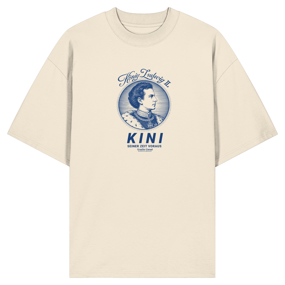 „Beiges Oversize Shirt mit blauem Frontprint 'Kini – Seiner Zeit voraus' und Vintage-Illustration von König Ludwig II. im modernen Streetwear-Stil von Grantler Gwand.“