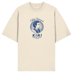 „Beiges Oversize Shirt mit blauem Frontprint 'Kini – Seiner Zeit voraus' und Vintage-Illustration von König Ludwig II. im modernen Streetwear-Stil von Grantler Gwand.“