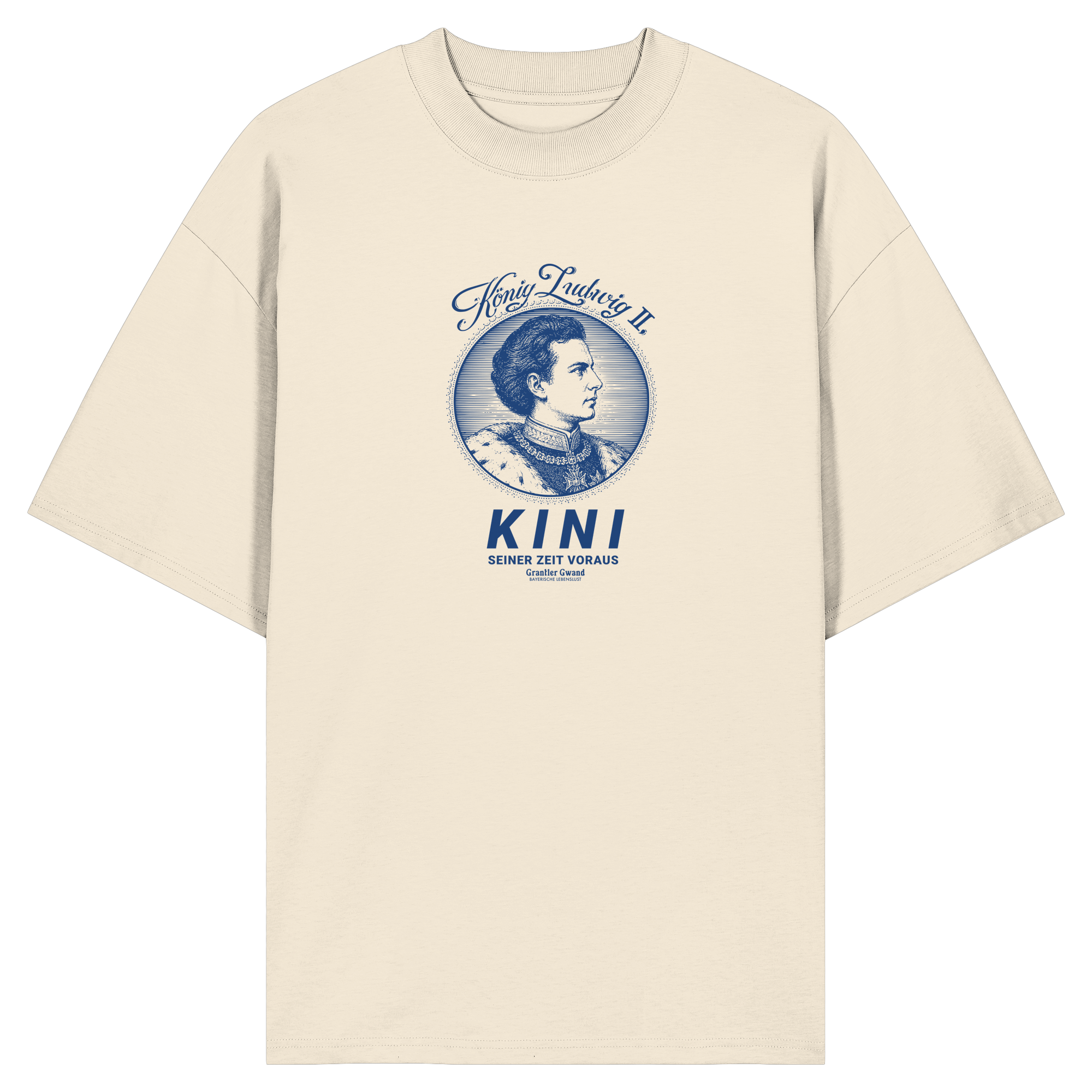 „Beiges Oversize Shirt mit blauem Frontprint 'Kini – Seiner Zeit voraus' und Vintage-Illustration von König Ludwig II. im modernen Streetwear-Stil von Grantler Gwand.“