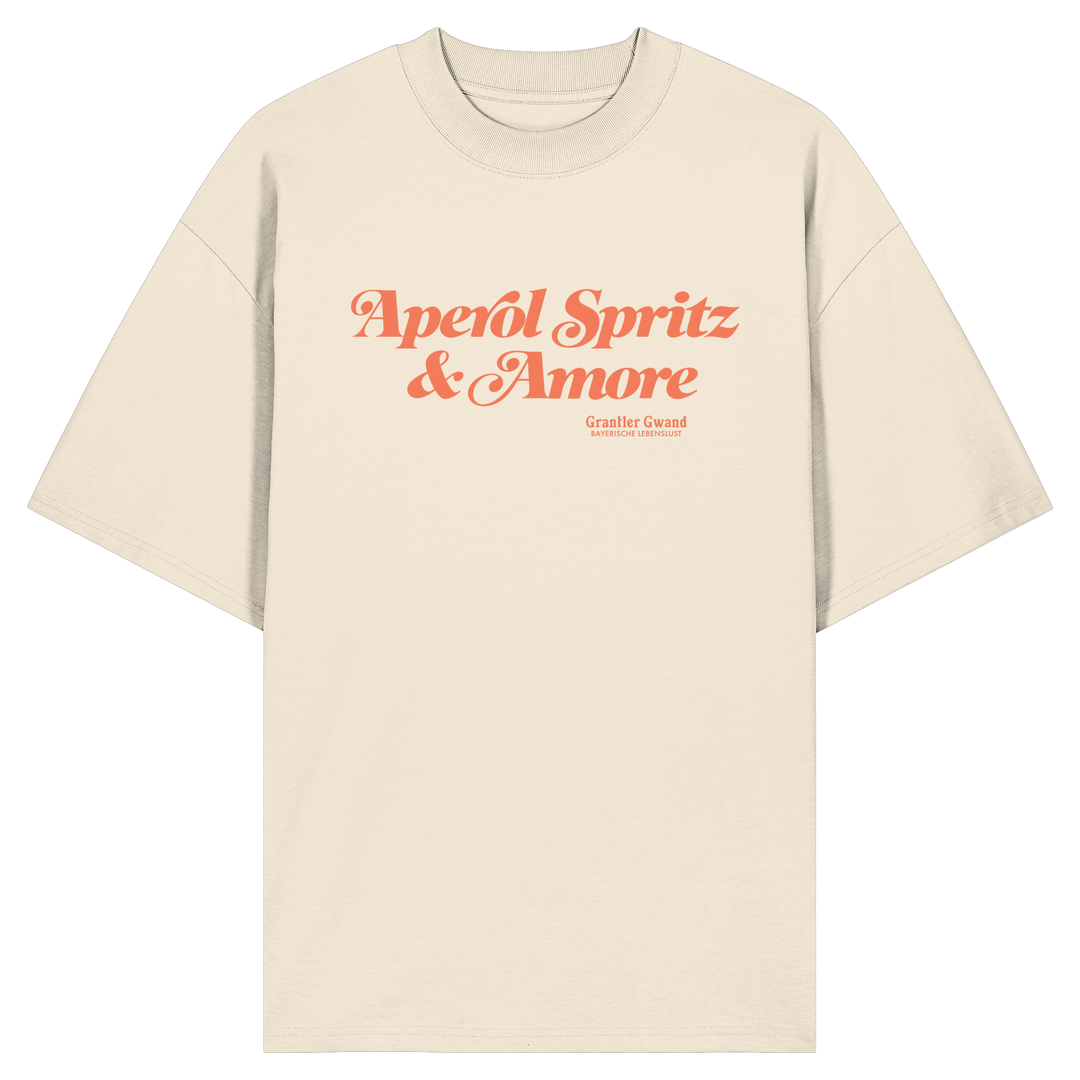 Naturfarbenes Oversize Shirt mit orangefarbenem Schriftzug "Aperol Spritz &amp; Amore" im minimalistischen Streetwear-Design von Grantler Gwand.