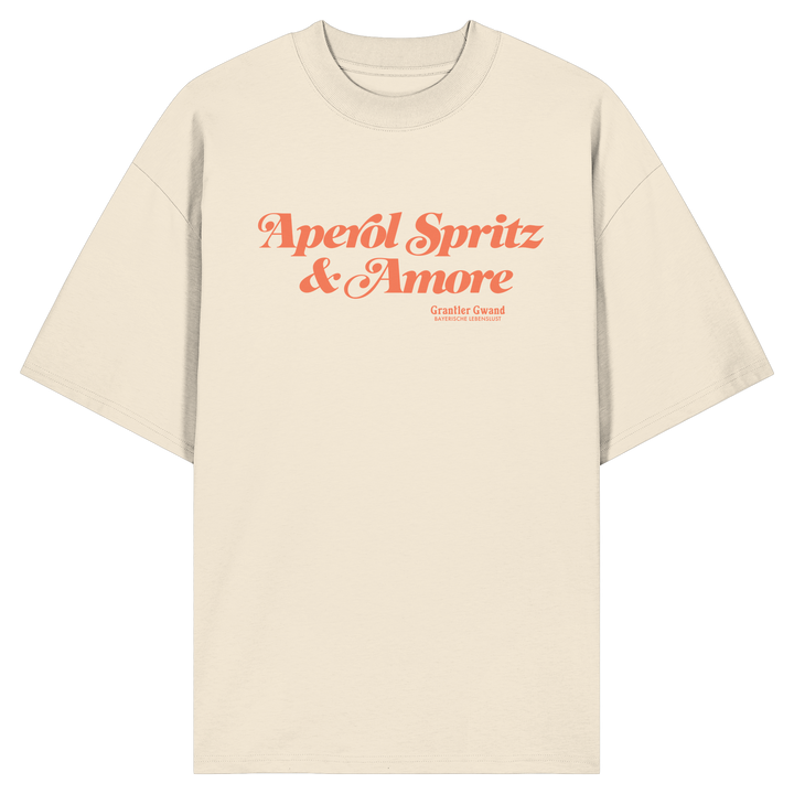 Naturfarbenes Oversize Shirt mit orangefarbenem Schriftzug "Aperol Spritz &amp; Amore" im minimalistischen Streetwear-Design von Grantler Gwand.