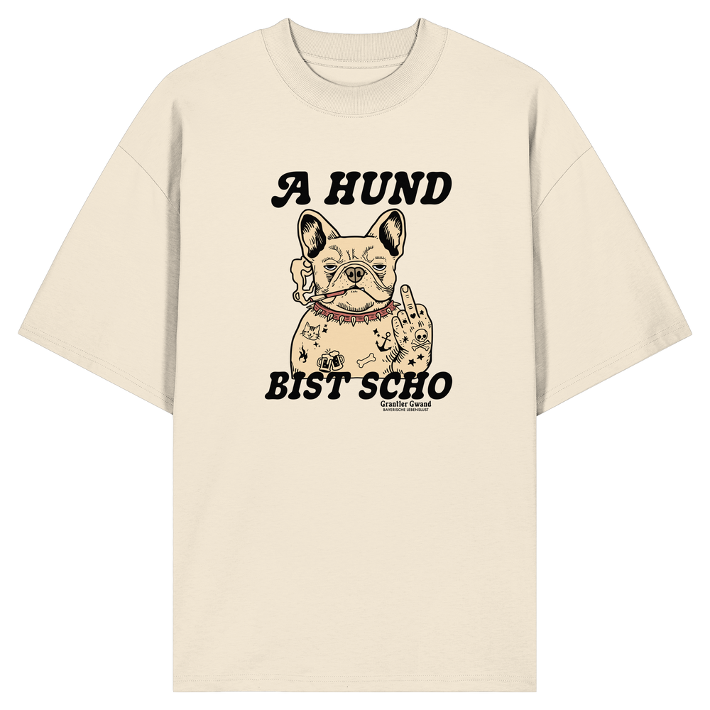 Cremefarbenes Oversize-T-Shirt mit Frontprint „A Hund bist scho“ und Bulldoggen-Motiv im Vintage-Stil – bayerisches Streetwear-Shirt von Grantler Gwand.