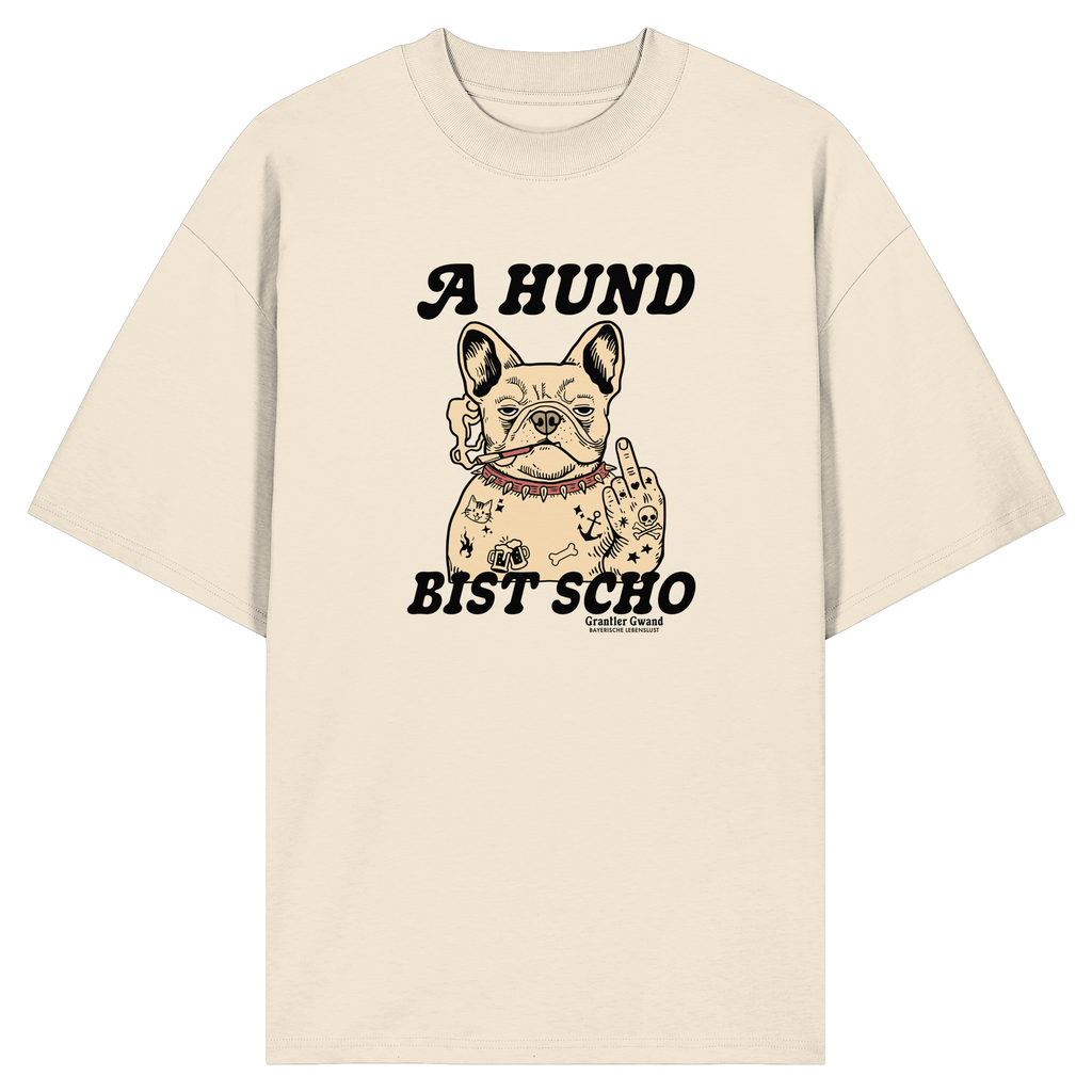 Cremefarbenes Oversize-T-Shirt mit Frontprint „A Hund bist scho“ und Bulldoggen-Motiv im Vintage-Stil – bayerisches Streetwear-Shirt von Grantler Gwand.