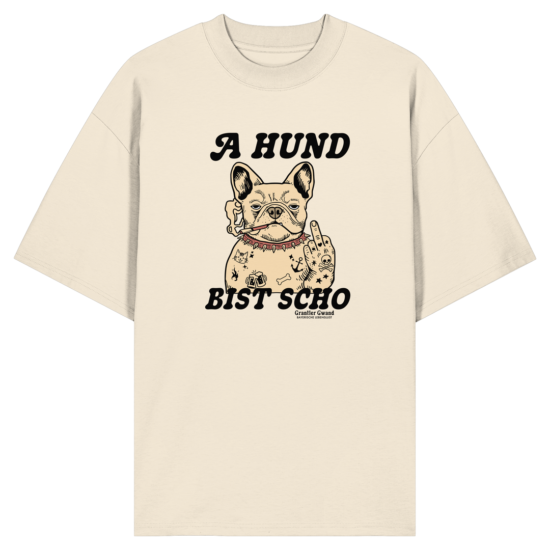 Cremefarbenes Oversize-T-Shirt mit Frontprint „A Hund bist scho“ und Bulldoggen-Motiv im Vintage-Stil – bayerisches Streetwear-Shirt von Grantler Gwand.