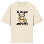Cremefarbenes Oversize-T-Shirt mit Frontprint „A Hund bist scho“ und Bulldoggen-Motiv im Vintage-Stil – bayerisches Streetwear-Shirt von Grantler Gwand.