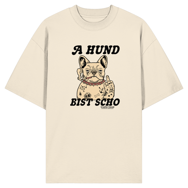 Cremefarbenes Oversize-T-Shirt mit Frontprint „A Hund bist scho“ und Bulldoggen-Motiv im Vintage-Stil – bayerisches Streetwear-Shirt von Grantler Gwand.