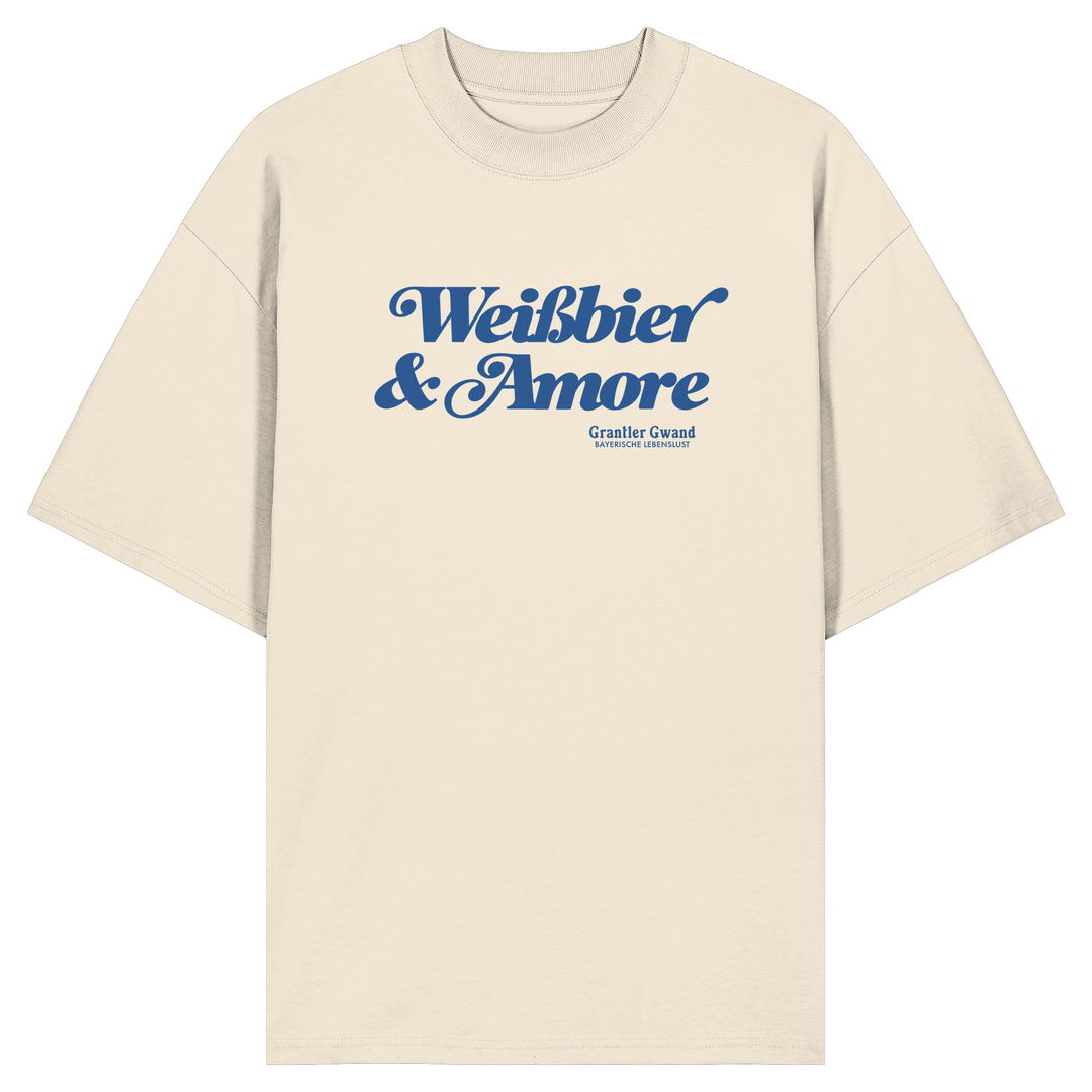 Beiges Oversize-Shirt mit blauem Frontprint „Weißbier &amp; Amore“. Modernes bayerisches Streetwear-Shirt für Biergarten, Volksfest und Alltag. Hochwertige Bio-Baumwolle, designed und bedruckt in Bayern von Grantler Gwand.