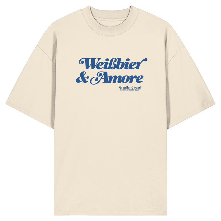 Beiges Oversize-Shirt mit blauem Frontprint „Weißbier &amp; Amore“. Modernes bayerisches Streetwear-Shirt für Biergarten, Volksfest und Alltag. Hochwertige Bio-Baumwolle, designed und bedruckt in Bayern von Grantler Gwand.