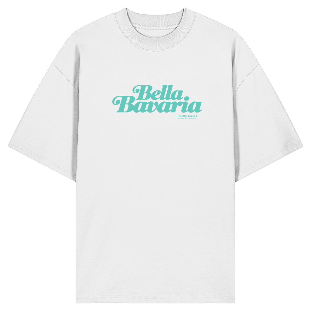 Weißes Oversize-T-Shirt in Bio Qualität mit grünem „Bella Bavaria“-Frontprint – bayerische Streetwear von Grantler Gwand im modernen, minimalistischen Look.