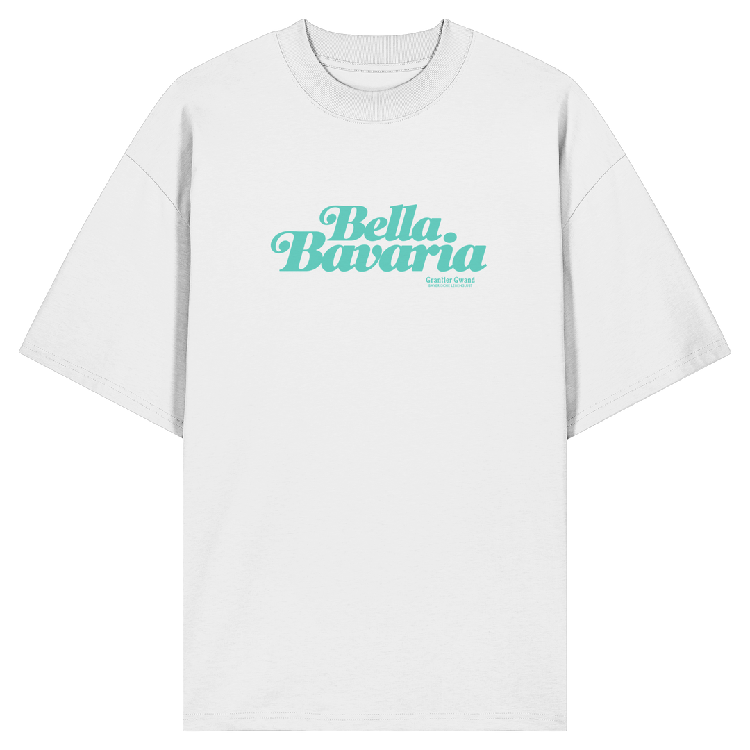 Weißes Oversize-T-Shirt in Bio Qualität mit grünem „Bella Bavaria“-Frontprint – bayerische Streetwear von Grantler Gwand im modernen, minimalistischen Look.