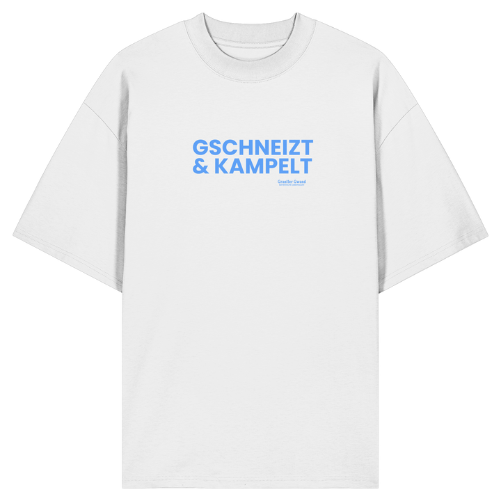 Weißes Oversize-T-Shirt mit blauem Frontprint „Gschneizt &amp; Kampelt“. Modernes bayerisches Streetwear-Shirt mit Dialekt-Motiv für Volksfest, Biergarten und Alltag. Hochwertige Bio-Baumwolle, designed und bedruckt in Bayern von Grantler Gwand.