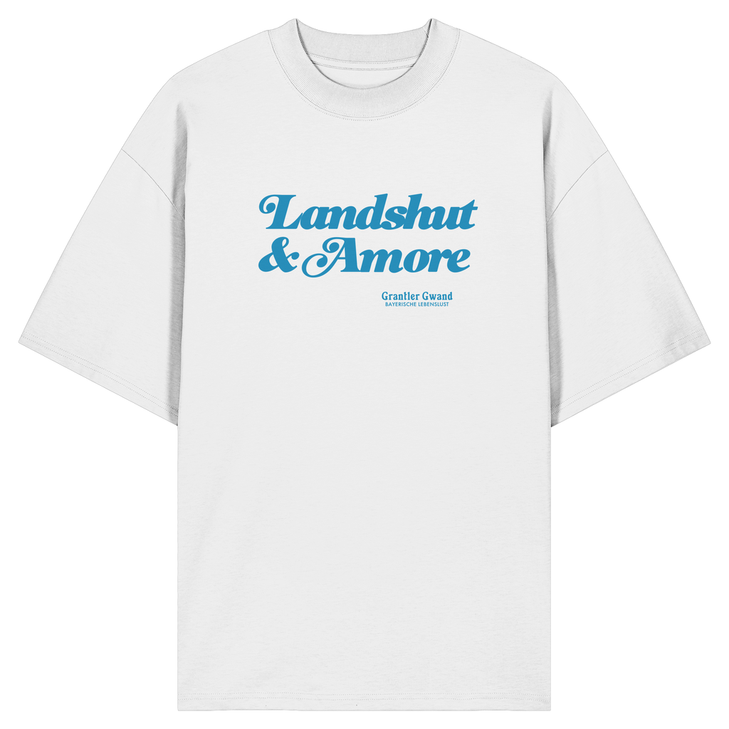 Weißes Oversize Shirt in Bio Qualität mit blauem „Landshut & Amore“-Frontprint – bayerische Streetwear von Grantler Gwand im modernen, minimalistischen Look.