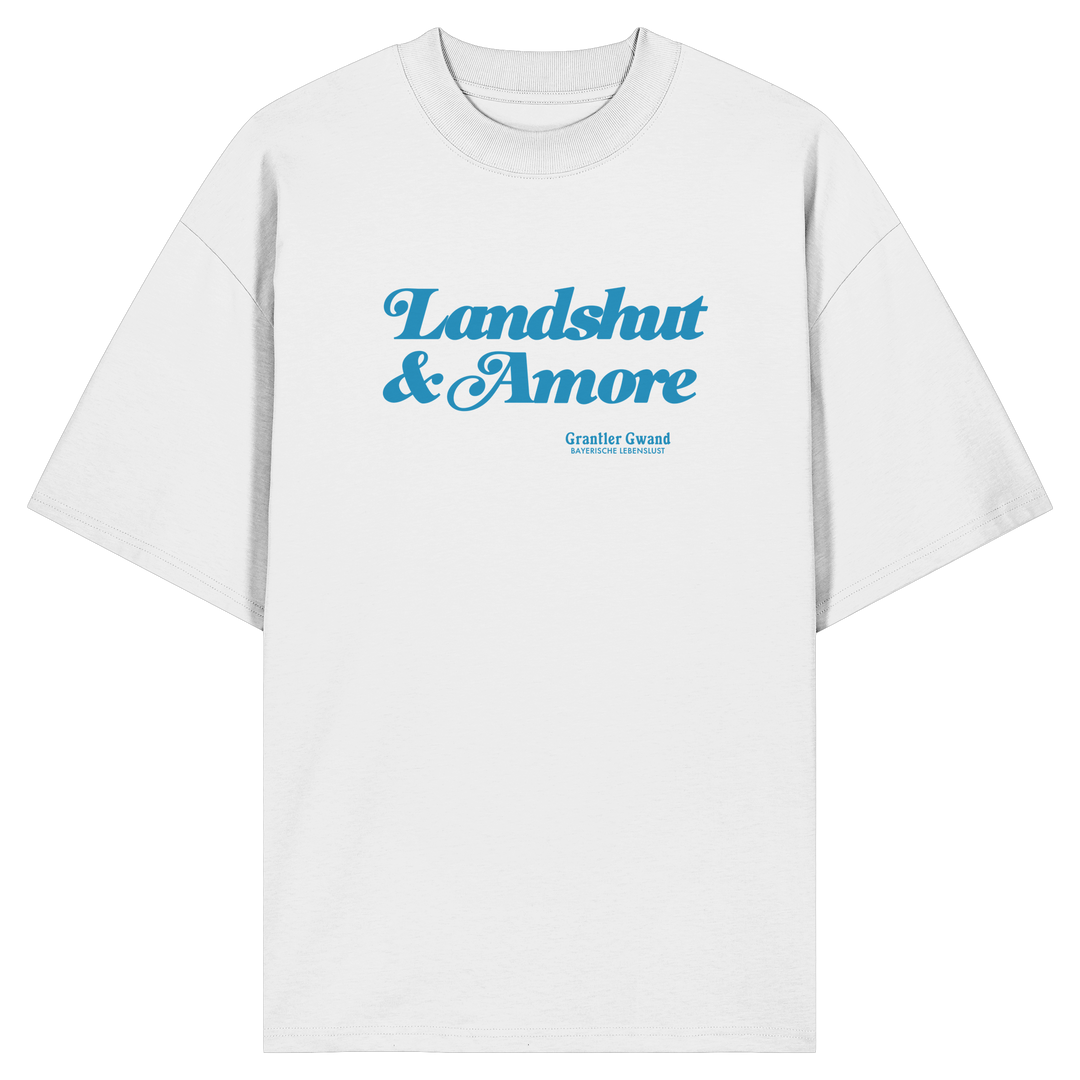 Weißes Oversize Shirt in Bio Qualität mit blauem „Landshut & Amore“-Frontprint – bayerische Streetwear von Grantler Gwand im modernen, minimalistischen Look.
