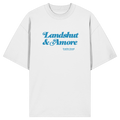 Weißes Oversize Shirt in Bio Qualität mit blauem „Landshut & Amore“-Frontprint – bayerische Streetwear von Grantler Gwand im modernen, minimalistischen Look.