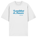 Weißes Oversize Shirt in Bio Qualität mit blauem „Landshut & Amore“-Frontprint – bayerische Streetwear von Grantler Gwand im modernen, minimalistischen Look.