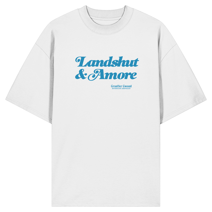 Weißes Oversize Shirt in Bio Qualität mit blauem „Landshut &amp; Amore“-Frontprint – bayerische Streetwear von Grantler Gwand im modernen, minimalistischen Look.