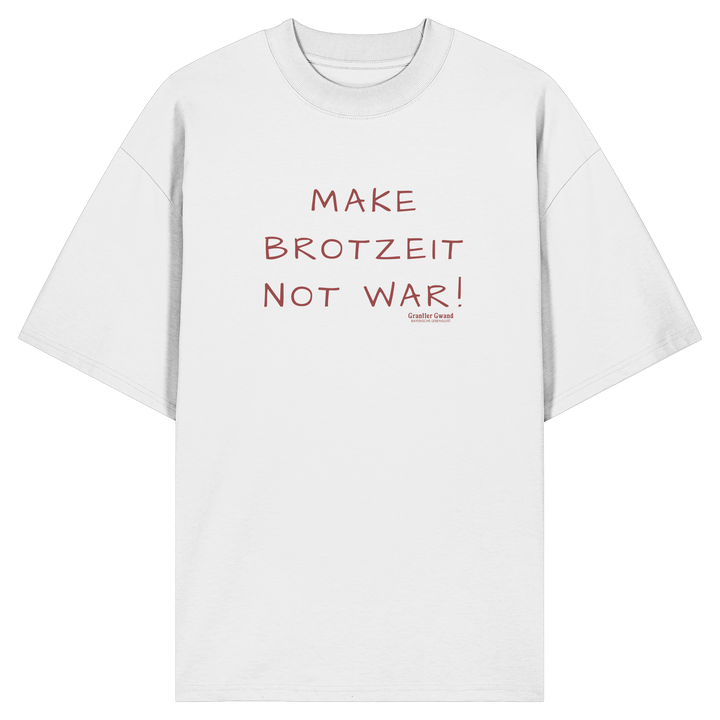 Weißes Oversize Shirt mit dem Schriftzug „Make Brotzeit Not War“ auf der Vorderseite von Grantler Gwand.