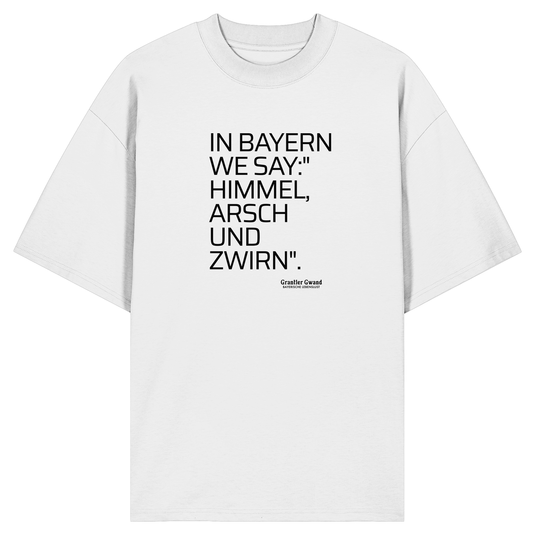 Weißes Oversize Shirt mit schwarzem Schriftzug „In Bayern we say: Himmel, Arsch und Zwirn“ auf der Vorderseite von Grantler Gwand.