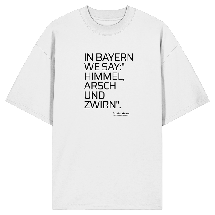 Weißes Oversize Shirt mit schwarzem Schriftzug „In Bayern we say: Himmel, Arsch und Zwirn“ auf der Vorderseite von Grantler Gwand.