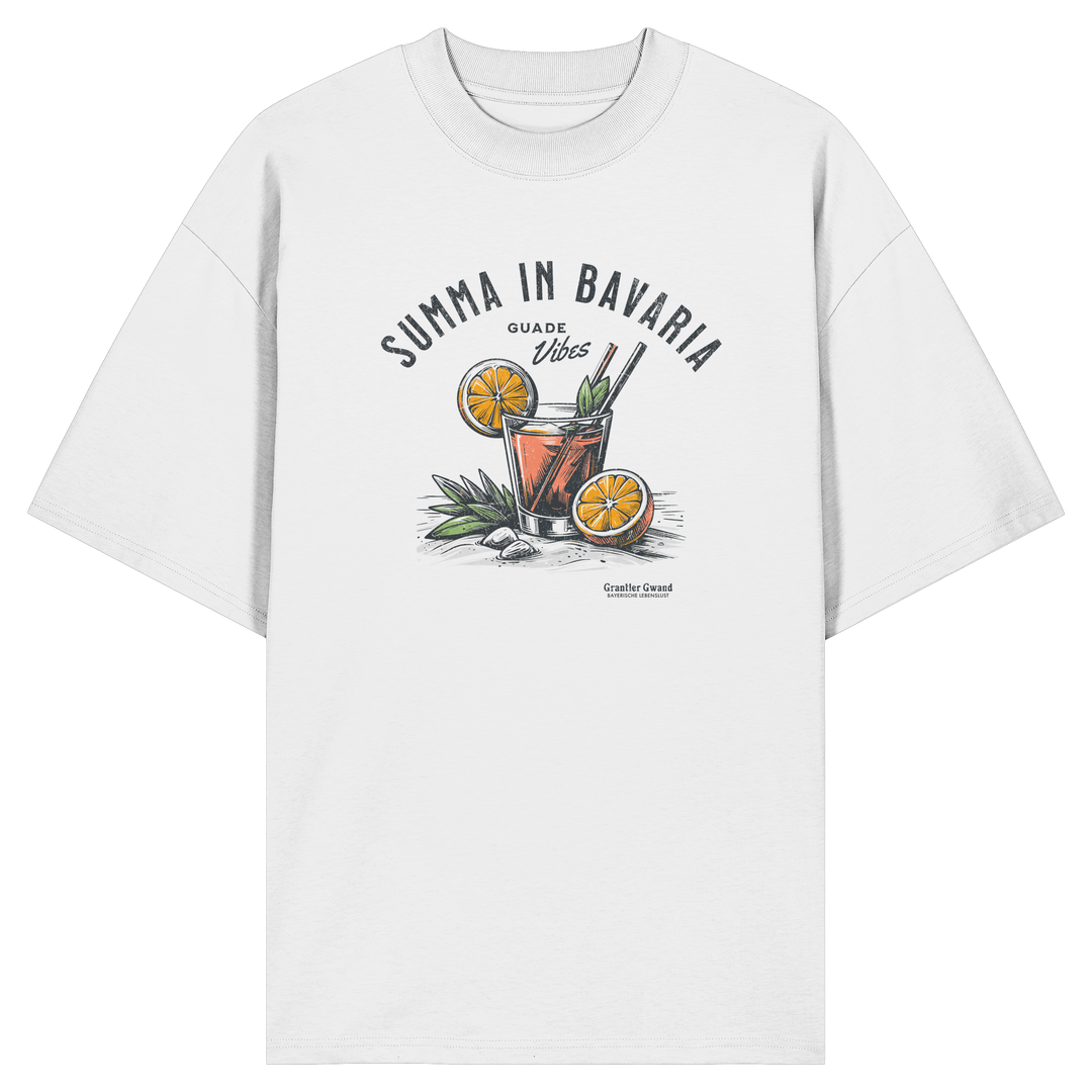 Weißes Oversize Shirt mit Frontprint „Summa in Bavaria – Guade Vibes“ und sommerlichem Cocktail-Motiv im Vintage-Stil.