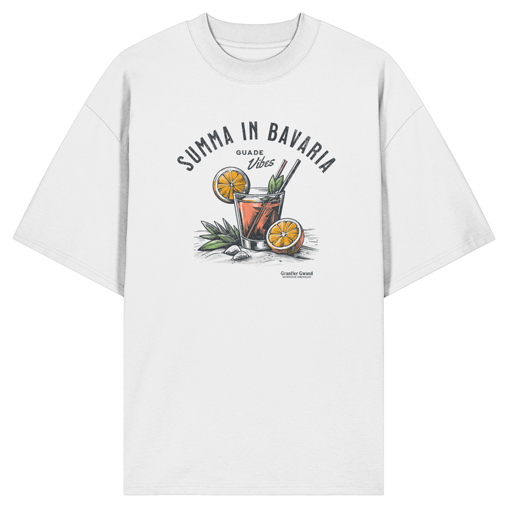 Weißes Oversize Shirt mit Frontprint „Summa in Bavaria – Guade Vibes“ und sommerlichem Cocktail-Motiv im Vintage-Stil.