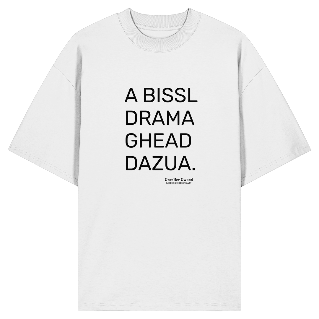 Weißes Oversize Shirt mit schwarzem Schriftzug „A Bissl Drama Ghead Dazua“ auf der Vorderseite von Grantler Gwand.