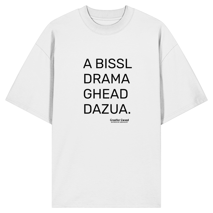 Weißes Oversize Shirt mit schwarzem Schriftzug „A Bissl Drama Ghead Dazua“ auf der Vorderseite von Grantler Gwand.