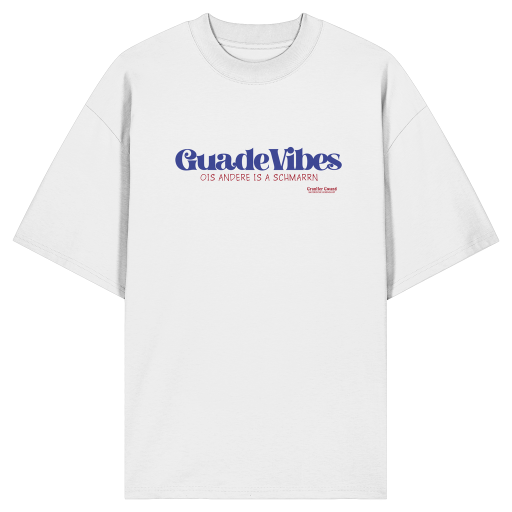Weißes Oversize Bio-Shirt mit blauem Frontprint „Guade Vibes – Ois andere is a Schmarrn“ – bayerisches Streetwear Shirt mit modernem Dialekt-Spruch von Grantler Gwand.