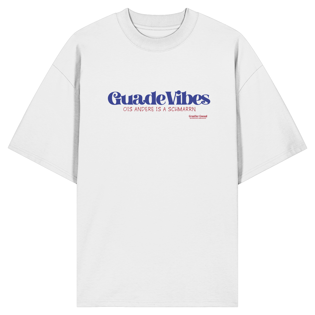 Weißes Oversize Bio-Shirt mit blauem Frontprint „Guade Vibes – Ois andere is a Schmarrn“ – bayerisches Streetwear Shirt mit modernem Dialekt-Spruch von Grantler Gwand.