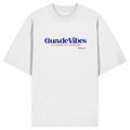 Weißes Oversize Bio-Shirt mit blauem Frontprint „Guade Vibes – Ois andere is a Schmarrn“ – bayerisches Streetwear Shirt mit modernem Dialekt-Spruch von Grantler Gwand.
