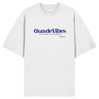 Weißes Oversize Bio-Shirt mit blauem Frontprint „Guade Vibes – Ois andere is a Schmarrn“ – bayerisches Streetwear Shirt mit modernem Dialekt-Spruch von Grantler Gwand.