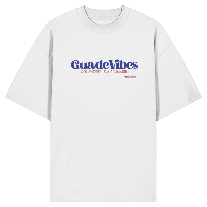 Weißes Oversize Bio-Shirt mit blauem Frontprint „Guade Vibes – Ois andere is a Schmarrn“ – bayerisches Streetwear Shirt mit modernem Dialekt-Spruch von Grantler Gwand.