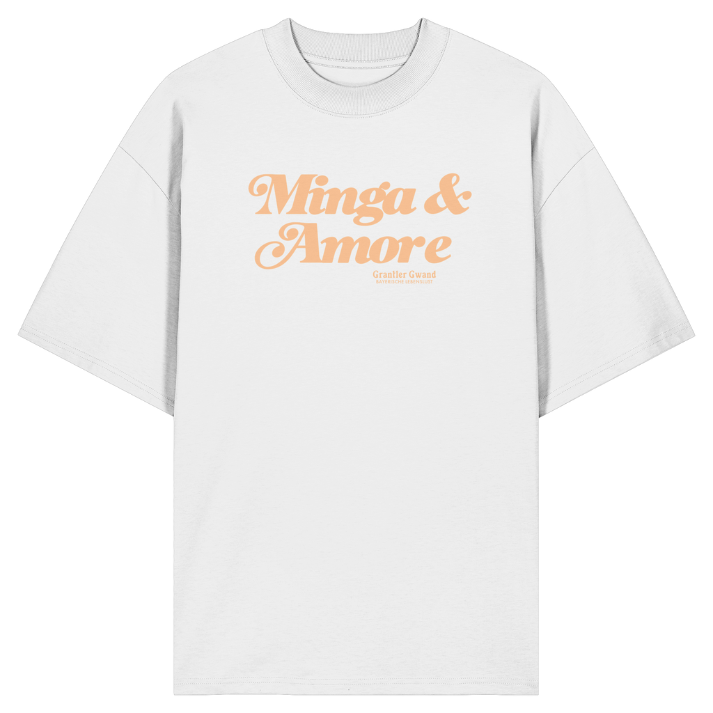 Weißes Oversize T-Shirt von Grantler Gwand mit apricotfarbenem Frontprint „Minga & Amore“ im Retro-Schriftzug – bayerisches Streetwear Shirt aus Bio-Baumwolle.