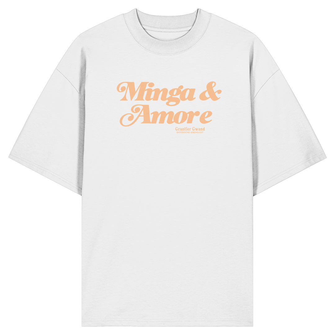 Weißes Oversize T-Shirt von Grantler Gwand mit apricotfarbenem Frontprint „Minga &amp; Amore“ im Retro-Schriftzug – bayerisches Streetwear Shirt aus Bio-Baumwolle.