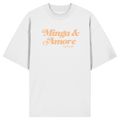 Weißes Oversize T-Shirt von Grantler Gwand mit apricotfarbenem Frontprint „Minga & Amore“ im Retro-Schriftzug – bayerisches Streetwear Shirt aus Bio-Baumwolle.