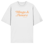 Weißes Oversize T-Shirt von Grantler Gwand mit apricotfarbenem Frontprint „Minga & Amore“ im Retro-Schriftzug – bayerisches Streetwear Shirt aus Bio-Baumwolle.