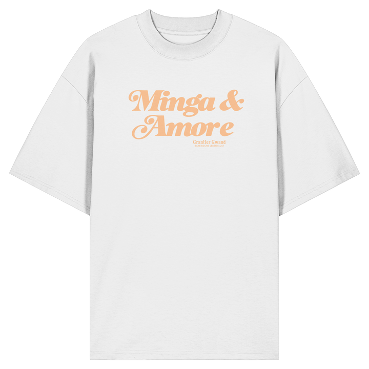 Weißes Oversize T-Shirt von Grantler Gwand mit apricotfarbenem Frontprint „Minga &amp; Amore“ im Retro-Schriftzug – bayerisches Streetwear Shirt aus Bio-Baumwolle.