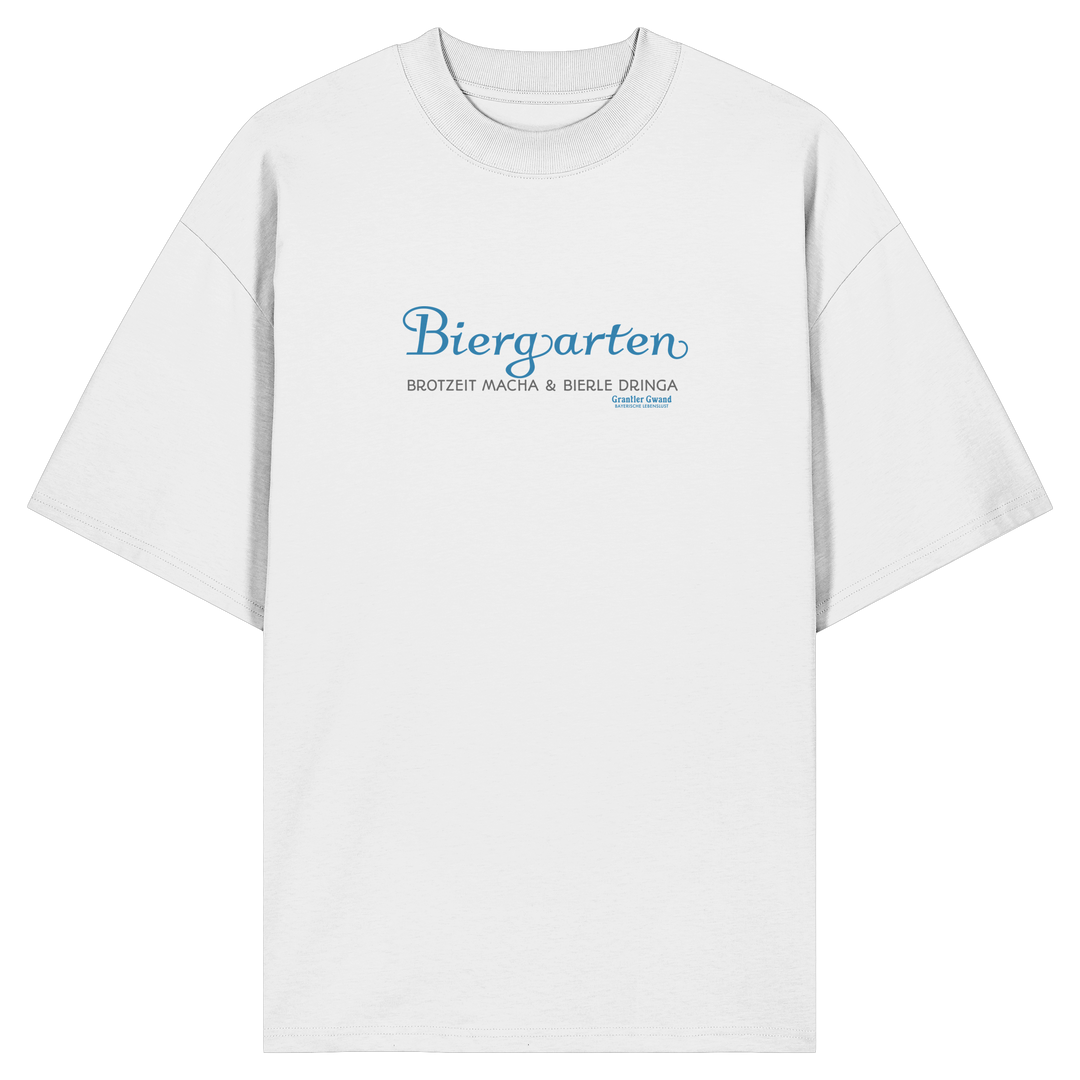 Weißes Oversize Shirt mit blauem „Biergarten“-Frontprint – bayerische Streetwear von Grantler Gwand im minimalistischen Look.