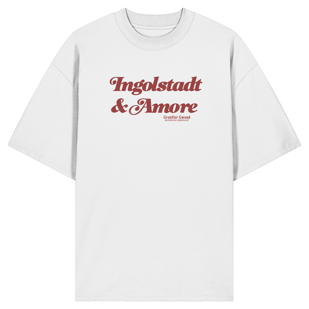 Weißes Oversize Shirt in Bio Qualität mit rotem „Ingolstadt & Amore“-Frontprint – bayerische Streetwear von Grantler Gwand im modernen, minimalistischen Look.