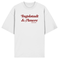 Weißes Oversize Shirt in Bio Qualität mit rotem „Ingolstadt & Amore“-Frontprint – bayerische Streetwear von Grantler Gwand im modernen, minimalistischen Look.