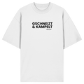 Weißes Oversize-T-Shirt mit schwarzem Frontprint „Gschneizt & Kampelt“. Modernes Unisex-Shirt mit bayerischem Dialekt im minimalistischen Streetwear-Design für Volksfest, Biergarten und Alltag. Hochwertige Bio-Baumwolle, designed und bedruckt in Bayern von Grantler Gwand.
