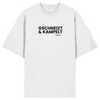 Weißes Oversize-T-Shirt mit schwarzem Frontprint „Gschneizt & Kampelt“. Modernes Unisex-Shirt mit bayerischem Dialekt im minimalistischen Streetwear-Design für Volksfest, Biergarten und Alltag. Hochwertige Bio-Baumwolle, designed und bedruckt in Bayern von Grantler Gwand.
