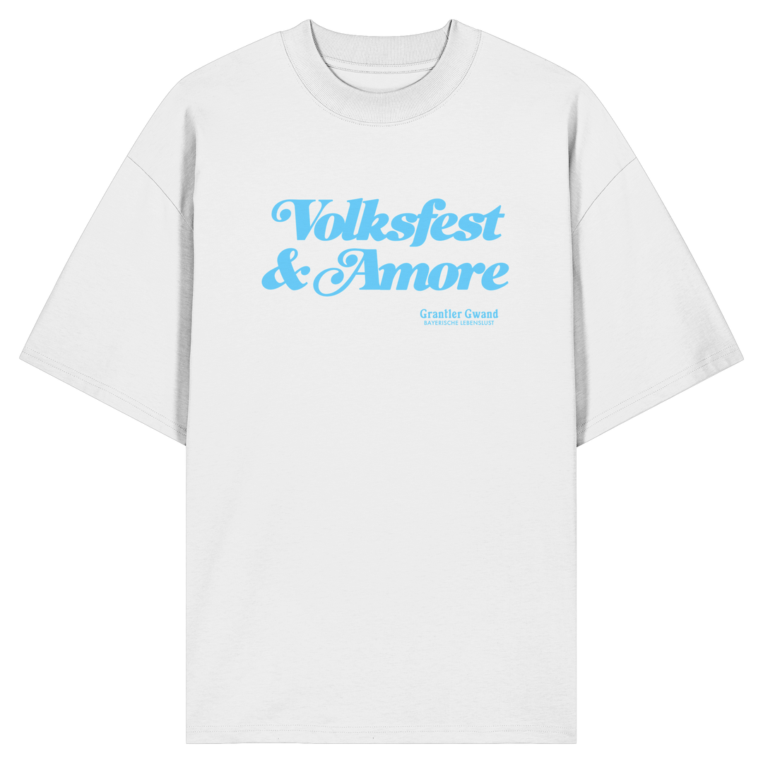 Weißes Oversize-T-Shirt mit blauem Frontprint „Volksfest &amp; Amore“. Modernes bayerisches Streetwear-Design für Volksfest, Biergarten und Freizeit. Hochwertiges Unisex Oversize-Shirt aus Bio-Baumwolle, designed und bedruckt in Bayern von Grantler Gwand.
