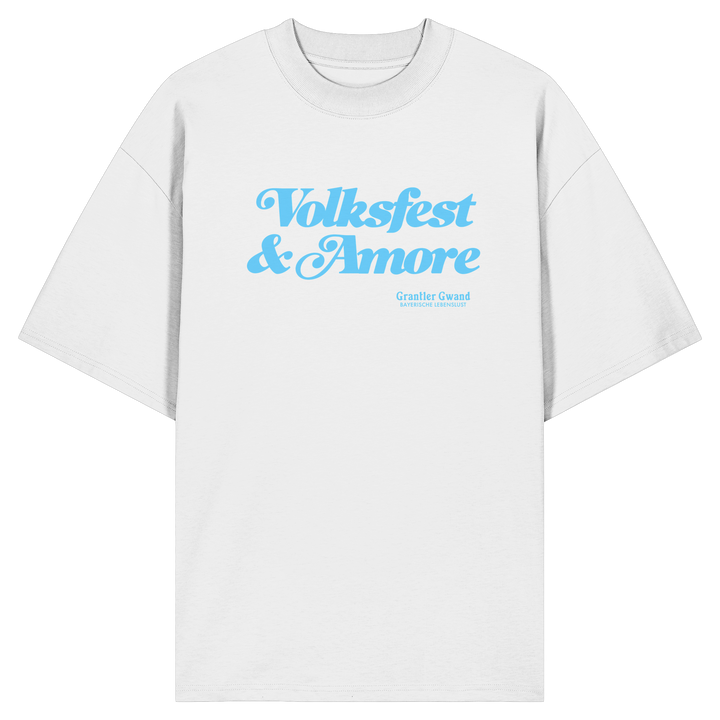 Weißes Oversize-T-Shirt mit blauem Frontprint „Volksfest &amp; Amore“. Modernes bayerisches Streetwear-Design für Volksfest, Biergarten und Freizeit. Hochwertiges Unisex Oversize-Shirt aus Bio-Baumwolle, designed und bedruckt in Bayern von Grantler Gwand.